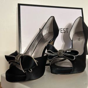 New without tags Size 9 Nine West Black Satin & Silver Bow Peep Toe Pumps
